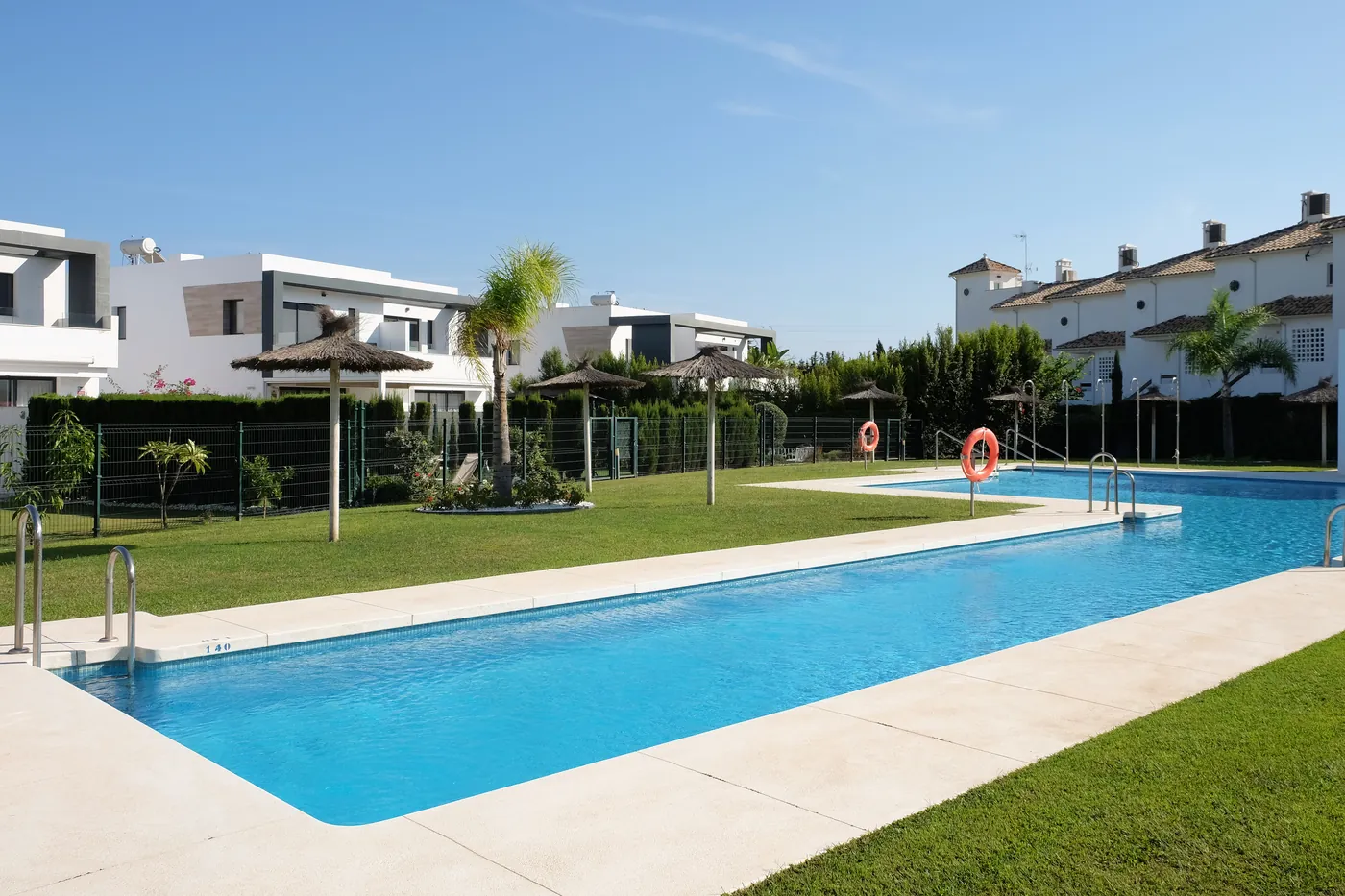Piscina y jardines comunitarios