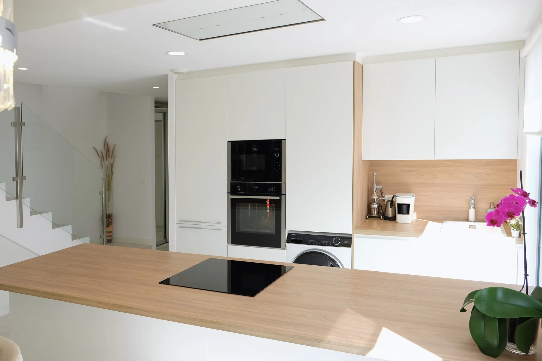 Cocina abierta con electrodomésticos Neff
