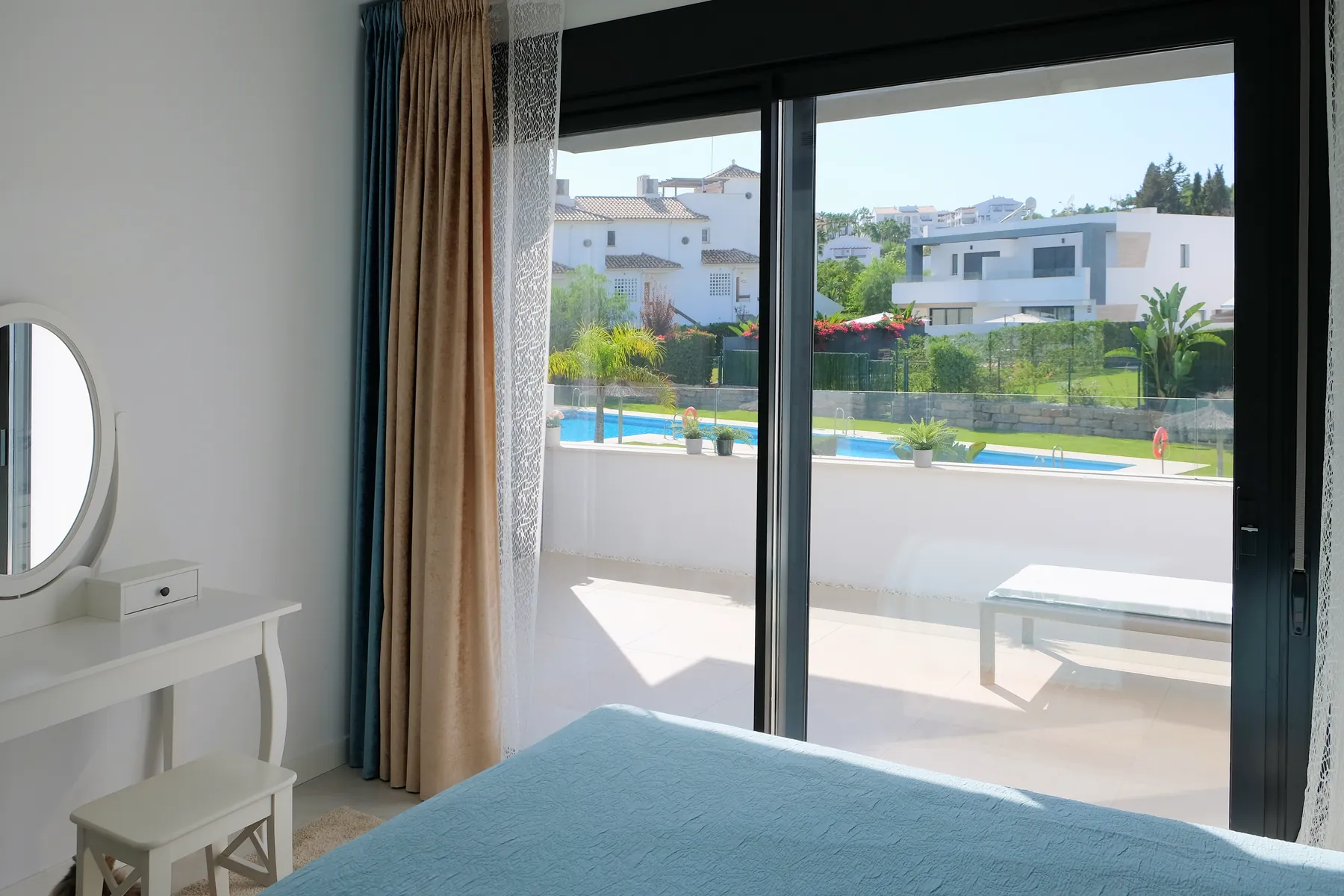 Dormitorio principal con su terraza y vistas a la piscina comunitaria