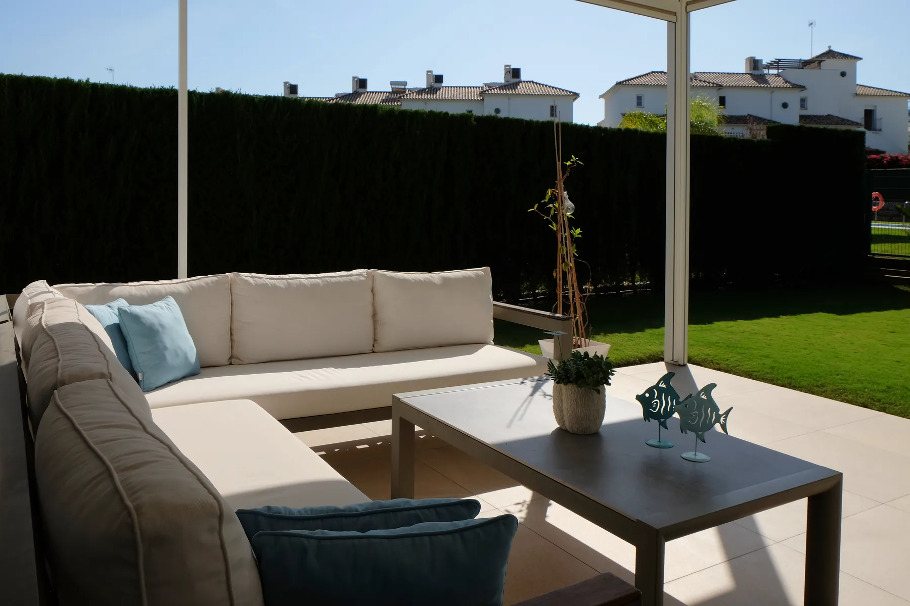 Zona de estar en la terraza cubierta, frente al jardín