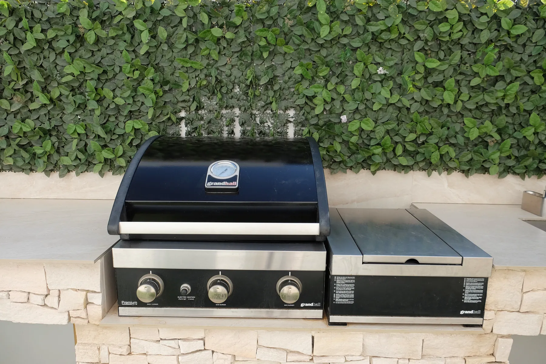 Barbacoa de obra en el jardín